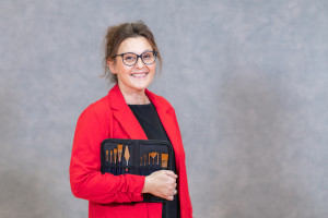 In ihrer Freizeit malt sie und streift wandernd durch die Natur. In der Ruhe findet sie die Kraft für neues Engagement.