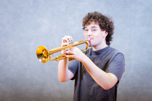 In seiner Freizeit ist er sowohl in der Musik als auch im Fußball vielfältig aktiv.