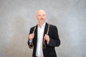 In seiner Freizeit ist er im Hundesport – beim Mantrailing – aktiv, genießt Zeit in der Natur und kocht für sein Leben gern