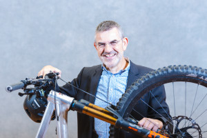 Abschalten kann er in seiner Freizeit am Besten bei dem regelmäßigen Schwimmen und Radfahren in und um die Gemeinde herum.