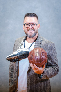 In seiner Freizeit läuft er Langstrecke und ist mit Haut und Haaren dem Fußball verfallen.